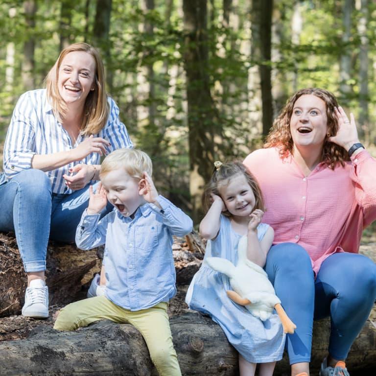 Kinder und Betreuerinnen im Wald